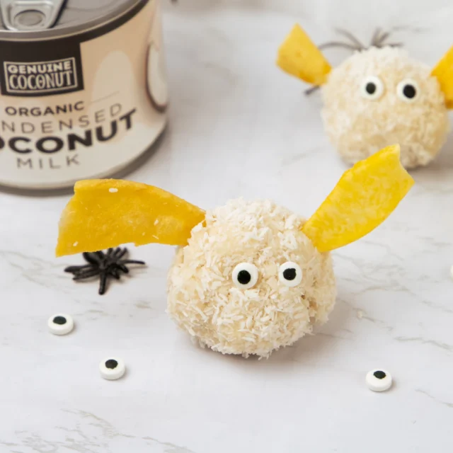 👻 MONSTRUOSAS BOLAS DE COCO Y MANGO 🎃 Divertirse con los más peques en Halloween nunca ha sido tan fácil y delicioso 😋. Solo necesitarás:

🥥 Leche de coco condensada (100g)
🥥 Coco rallado (150g – 100g para mezclar con la leche condensada y 50g para decorar)
🥭 Nuestras Chips de Mango o Calabaza (para decorar)

¡Muy fácil de hacer! Pon en un bol 100g de leche condensada y 100g de coco rallado. Mezcla bien y deja reposar 15 minutos. Haz pequeñas bolitas con la masa, y espolvorea coco rallado para decorar. ¡Decóralas con nuestras chips de Mango para darle un toque totalmente monstruoso!

🛒 ¡Disponibles en nuestra tienda online! Link en nuestra bio ✨

#halloweenideas #halloweenparty #halloweenrecipes #halloweenrecetas #halloweenspirit #halloweencookies #halloweenfood #genuinecoconut #mango #mangochips #halloweenrecetas #halloweeninspo