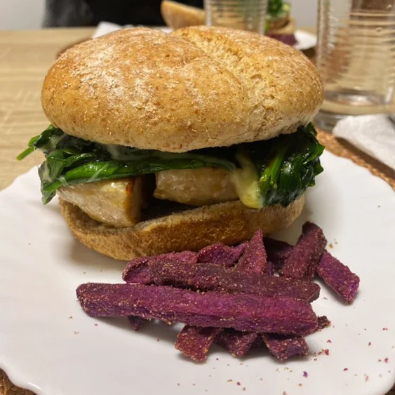 ¿Existe mejor plan que cenar burger + Patata Dulce Morada? No solo puedes disfrutarlo como un snack si no también acompañarlo en tus platos del día a día. 👉 Un toque delicioso, diferente y super crispy que estamos seguros de que te encantará 😍

❤ ¡Muchas gracias @littlee.avocado por la foto!

 #burger #burgers #ideacena #snacktime #snacking #receta #recetas #food #foodlover