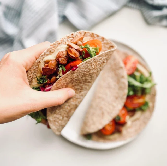 TACOS con JACKFRUIT BBQ 🌮✌🏻 No nos puede gustar más esta combo y todas las que hace la gran @foodsandgoodsbcn . Parece carne pero en realidad ¡es fruta! Que puedes combinarlo perfectamente con cualquiera de tus ingredientes favoritos.

👉 Te lo ponemos fácil porque viene ya precocinado y únicamente tendrás que saltearlo unos minutos en la sarten para un toque más crunchy,

Disfrútalo en cuatro sabores difetentes: Natural, BBQ, Curry Tayin o Truffata. ¡Disponible en nuestra tienda online! 💚🌿🌱

 #jackfruit #jackfruittacos #jackfruitlovers #jackfruitburger #jackfruitrecipes #vegan #veganism #veganfood #veganuary #veganlife