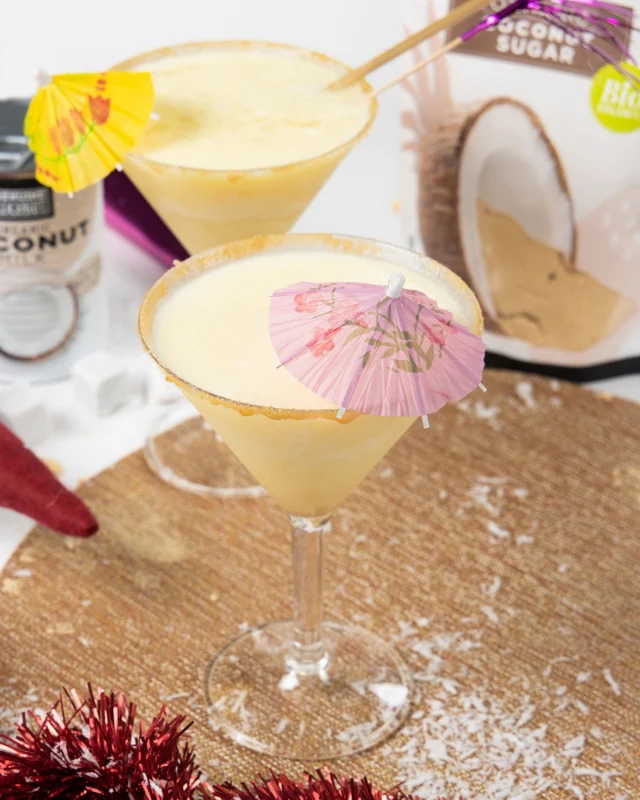 🎉 ¡Estas navidades toca PIÑA COLADA! 🎉 Vas a alucinar con este cóctel a base de coco. Sólo necesitas tres ingredientes:⁠
⁠
🍍 1/2 piña⁠
🥥 200 ml de Genuine Coconut - Organic coconut milk⁠
🧊 500 g de hielo⁠
🥥 Opcional: añade Genuine Coconut - Azúcar de Coco Orgánica al gusto⁠
🍹 Y si te apetece… un chorrito de ron blanco 😏⁠

Mezcla, sirve bien frío y… ¡a disfrutar! 😍✨
⁠

#PiñaColadaTime #CocoLovers #GenuineCoconut #MomentosQueSabenMejor #CóctelesNaturales #DisfrutaConCoco 🥥🍹